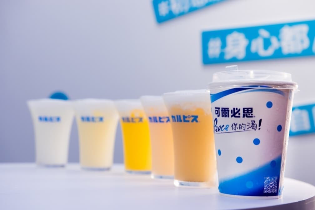 可爾必思開飲料店啦!必喝每週限定酸甜奶泡特調,浪漫水玉圓點店裝超美拍 可爾必思開飲料店啦!必喝每週限定酸甜奶泡特調,浪漫水玉圓點店裝超美拍