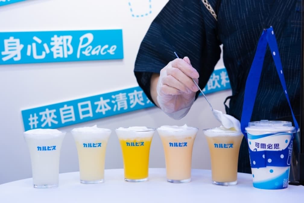 可爾必思開飲料店啦!必喝每週限定酸甜奶泡特調,浪漫水玉圓點店裝超美拍 可爾必思開飲料店啦!必喝每週限定酸甜奶泡特調,浪漫水玉圓點店裝超美拍