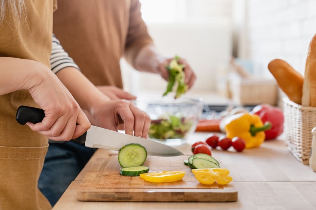 砧板清潔2方式超NG!易孳生細菌恐食物中毒,專家曝正確清洗及挑選 砧板清潔2方式超NG!易孳生細菌恐食物中毒,專家曝正確清洗及挑選
