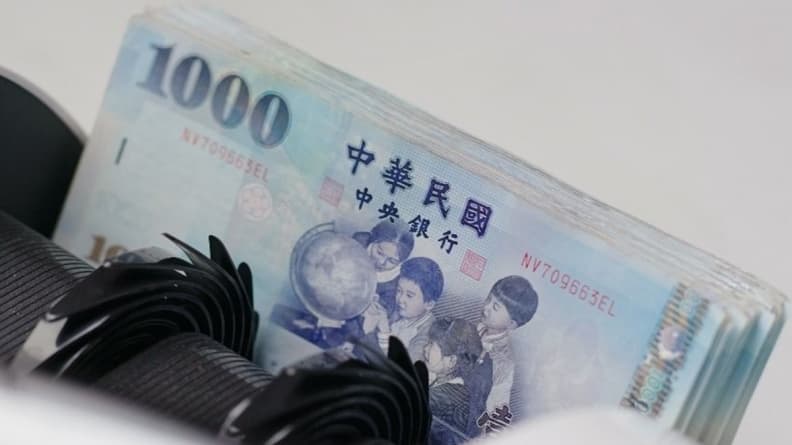 勞保退休金2024年調高請領年齡!1張表秒懂幾歲可請領,每提前1年領會減給4%