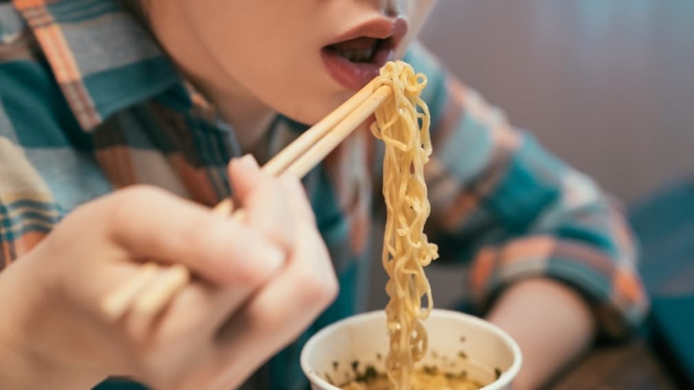 泡麵用煮的還是泡的才好吃?網友:「這樣吃」才是泡麵最高境界