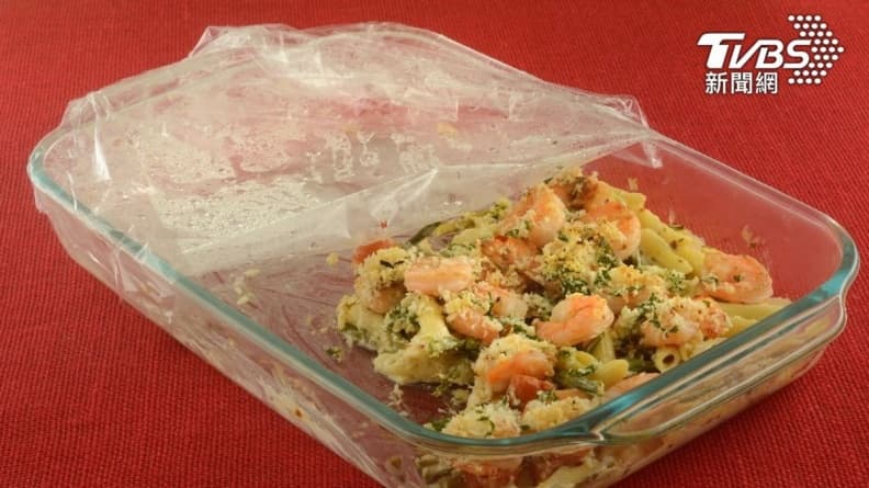 很多人都用錯!保鮮膜保存食物3大NG用法,專家:恐吃進毒素致癌 很多人都用錯!保鮮膜保存食物3大NG用法,專家:恐吃進毒素致癌