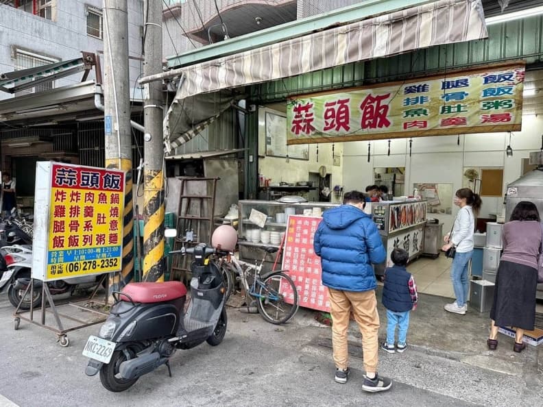 只要70元!隱身學區「巨無霸雞腿飯」CP值超高,蒜粒拌酸菜、滷汁鹹香夠味 只要70元!隱身學區「巨無霸雞腿飯」CP值超高,蒜粒拌酸菜、滷汁鹹香夠味