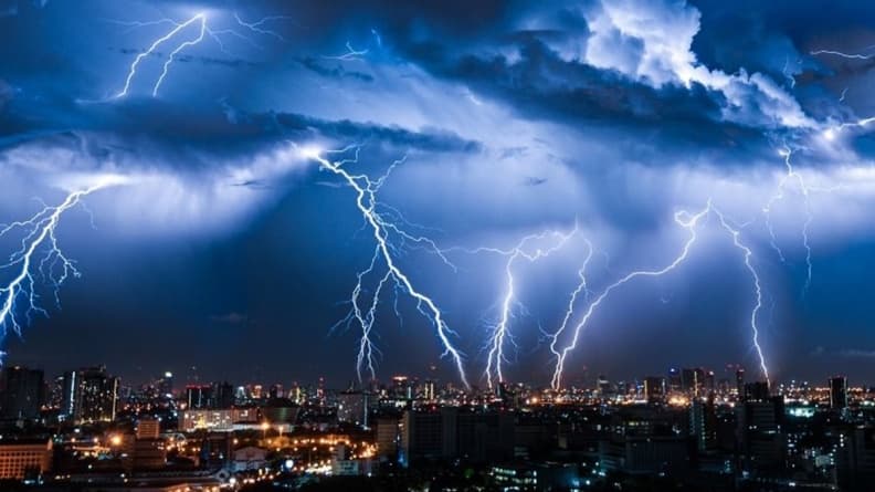 雷雨天千萬別做「這些事」!美國CDC示警:閃電可透過多種方式致人於死