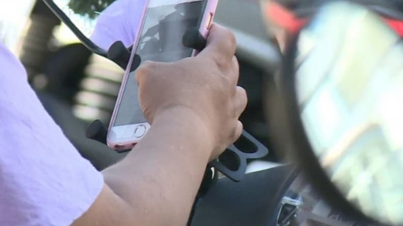 iPhone放機車手機架容易震壞?蘋果官方證實:這幾種機型要特別小心