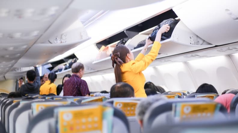 飛機還沒停就起身搶拿行李!他好奇「台灣人都這麼急」?網友曝跟1習慣有關