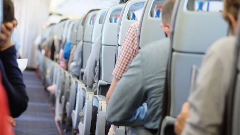 搭飛機5大NG體驗!「這2種」乘客最惹人厭,班機延誤、嬰兒哭鬧也入榜