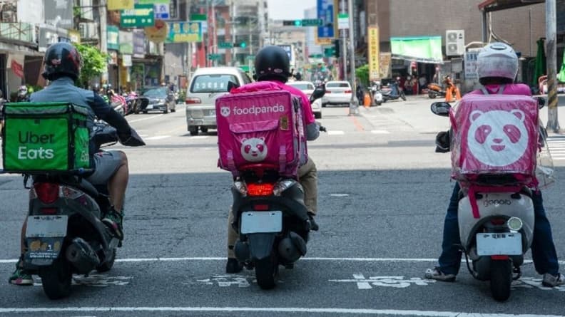 送餐遇愛心阿嬤!外送員意外收到「1整箱小費」,瞬間感動一路淚崩
