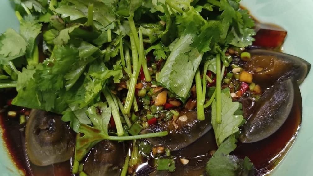皮蛋+香菜是邪教?網友好奇「有沒有可能負負得正」,港式火鍋湯底吃得到