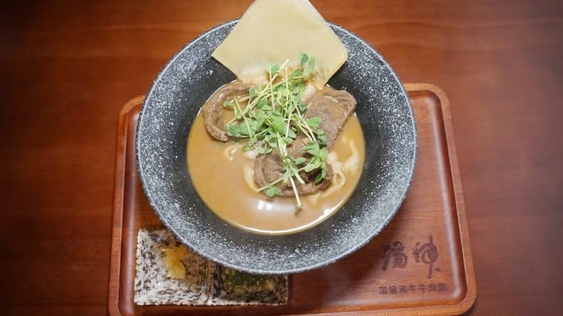 逛完三創吃什麼?不只美食街,在地私藏13間:排隊喇舌麵、肉控丼飯、約會餐酒館 逛完三創吃什麼?不只美食街,在地私藏13間:排隊喇舌麵、肉控丼飯、約會餐酒館