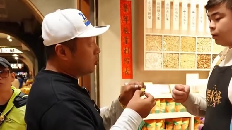網友抨擊太貴!陸網紅迪化街買牛軋糖約56顆要價1000元,老闆喊冤親曝原因