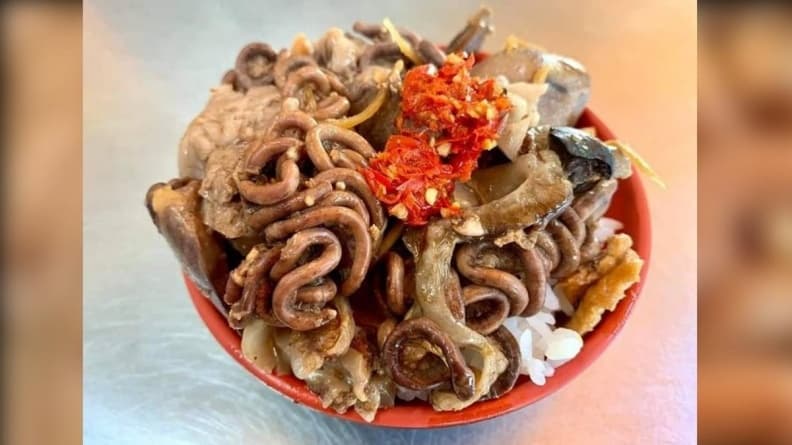 白飯鋪滿「蚯蚓」?一碗80元他讚好吃到升天,內行人解惑:南部專屬小吃 白飯鋪滿「蚯蚓」?一碗80元他讚好吃到升天,內行人解惑:南部專屬小吃