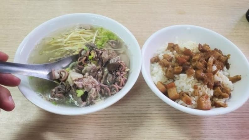 白飯鋪滿「蚯蚓」?一碗80元他讚好吃到升天,內行人解惑:南部專屬小吃 白飯鋪滿「蚯蚓」?一碗80元他讚好吃到升天,內行人解惑:南部專屬小吃