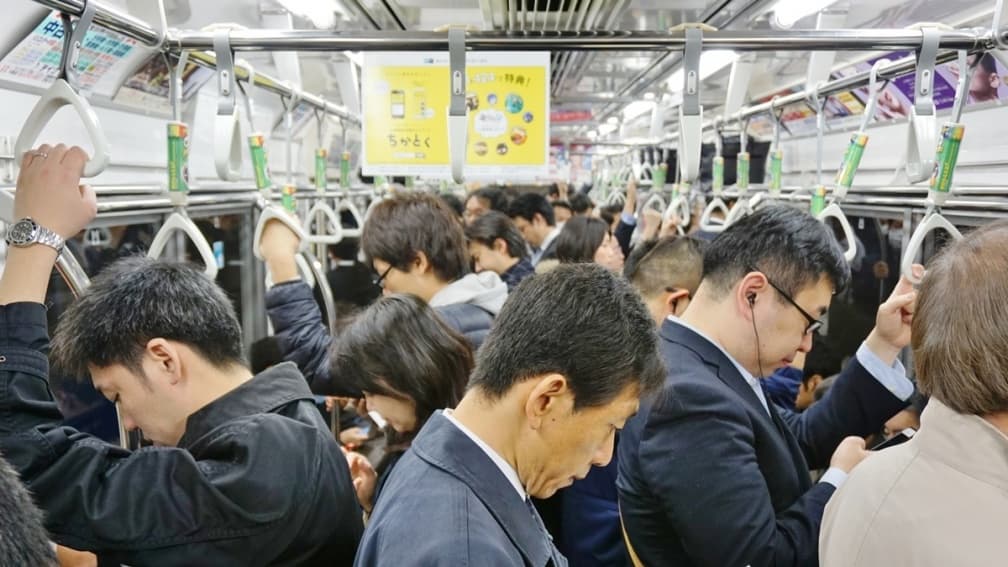 遊日小心!在電車上「1行為」會被認為是挑釁,恐遭日本人飆罵或毆打