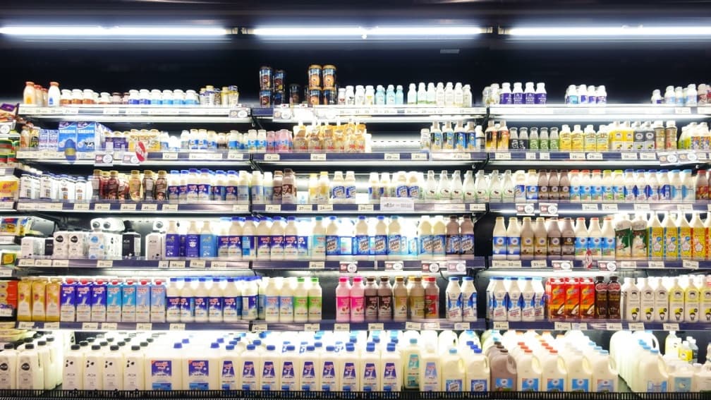標示「乳含量100%」卻不是純鮮乳!成分竟含水、奶油,內行人教1招辨別