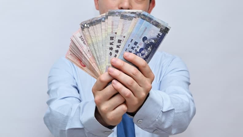 領完年終獎金就噴大錢!他嘆「年終魔咒」拜拜也沒用,網掀共鳴:屢試不爽