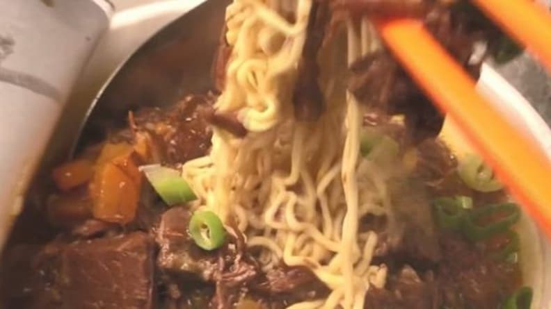 泡麵別只用熱水泡!他曝「阿公教的隱藏吃法」:一吃就回不去了