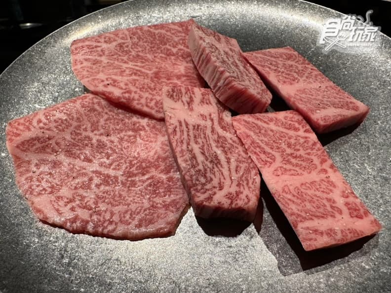 嗑現撈現烤肥美松葉蟹!號稱「被燒肉耽誤的現流海鮮店」,排隊燒肉新品牌+1 嗑現撈現烤肥美松葉蟹!號稱「被燒肉耽誤的現流海鮮店」,排隊燒肉新品牌+1
