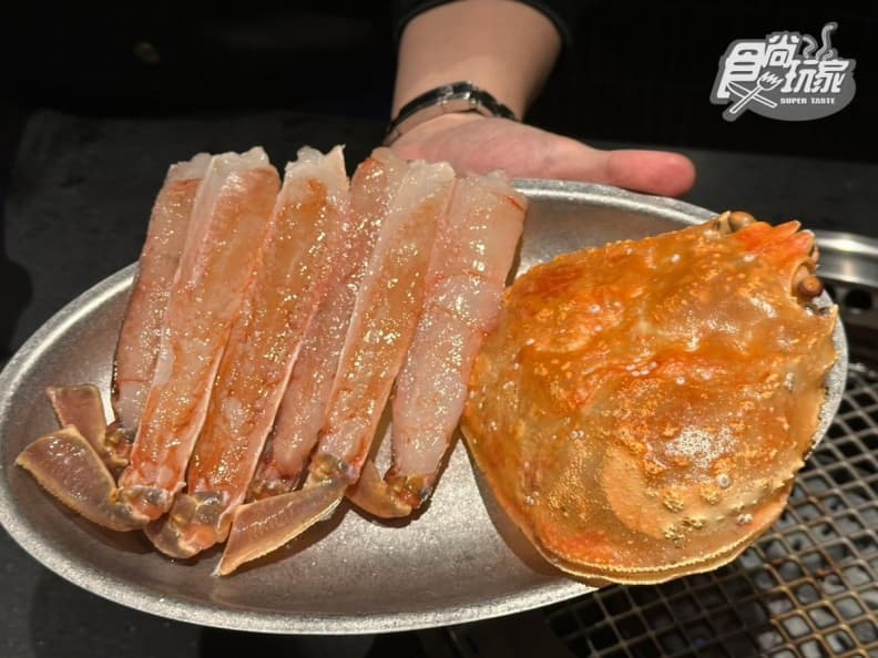 嗑現撈現烤肥美松葉蟹!號稱「被燒肉耽誤的現流海鮮店」,排隊燒肉新品牌+1 嗑現撈現烤肥美松葉蟹!號稱「被燒肉耽誤的現流海鮮店」,排隊燒肉新品牌+1