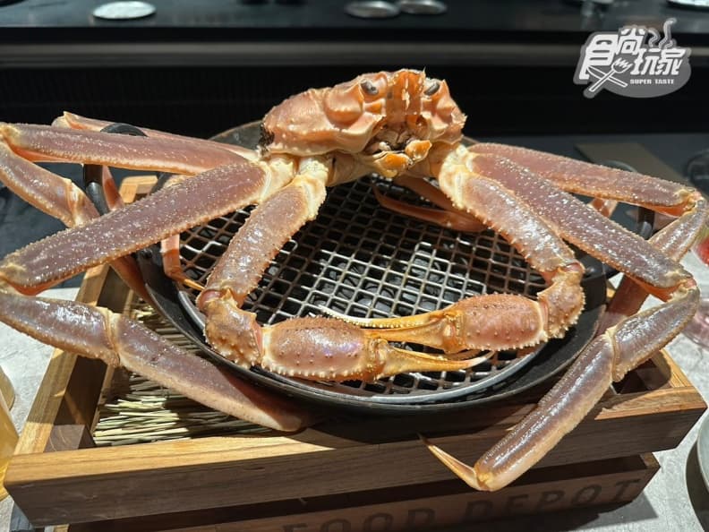 嗑現撈現烤肥美松葉蟹!號稱「被燒肉耽誤的現流海鮮店」,排隊燒肉新品牌+1 嗑現撈現烤肥美松葉蟹!號稱「被燒肉耽誤的現流海鮮店」,排隊燒肉新品牌+1