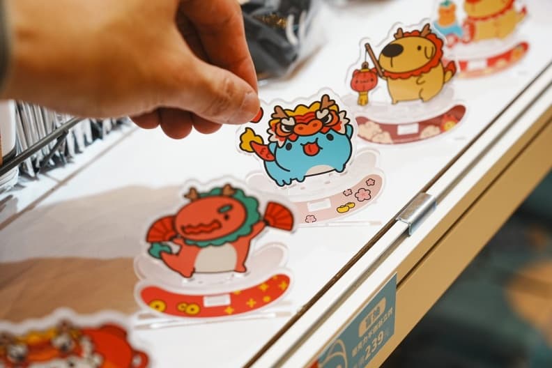 粉絲衝「咖波免費快閃店」!打卡巨型咖波、龍年布置,買周邊再送御守鑰匙圈 粉絲衝「咖波免費快閃店」!打卡巨型咖波、龍年布置,買周邊再送御守鑰匙圈