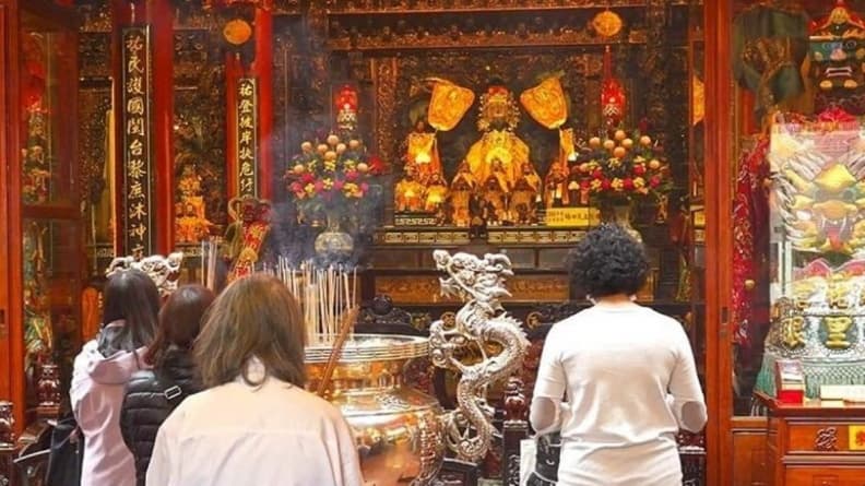 廟裡拜拜6大禁忌!插香勿用「這手」、走錯門恐招凶,參拜順序、供品一次看