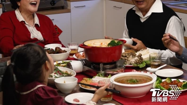 網友最愛年夜飯吃法排行!第3名「自己煮」衛生健康,第1名省事又有氛圍 網友最愛年夜飯吃法排行!第3名「自己煮」衛生健康,第1名省事又有氛圍