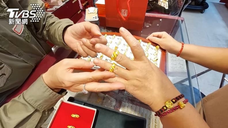 彩妝保養品竟是地雷!網友最推情人節禮物TOP5,「第2名」獨特又有意義 彩妝保養品竟是地雷!網友最推情人節禮物TOP5,「第2名」獨特又有意義