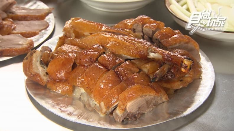 超狂噴汁烤鴨在宜蘭!分量大「一鴨二吃」鹹香夠味,滿滿鴨油+肉汁太欠吃