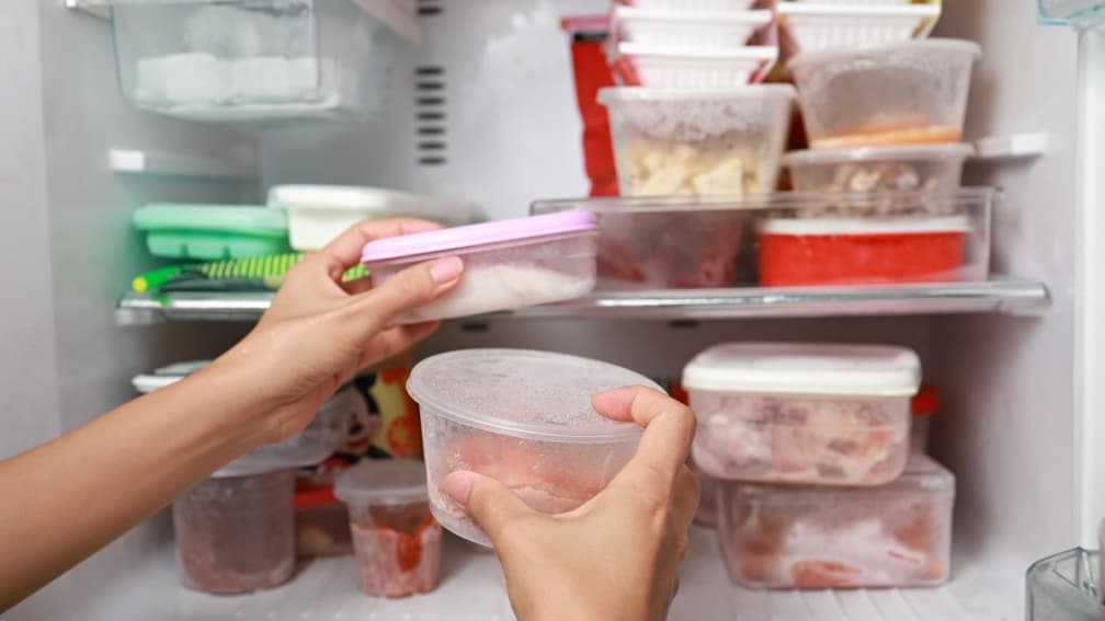 冰箱有臭味怎麼辦?「冷凍庫食物都沾上魚腥味」他崩潰求救,內行人曝2解方