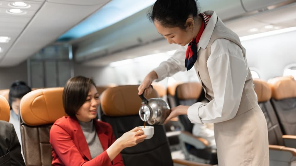 飛機上別點茶或咖啡?美國空姐驚爆「搭機超噁內幕」,台灣前空服員揭真相