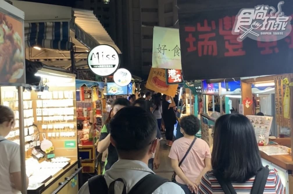 高雄夜景秘境推薦12處!高雄晚上景點不只夜市,約會、續攤好去處全攻略 高雄晚上逛街好去處2:瑞豐夜市