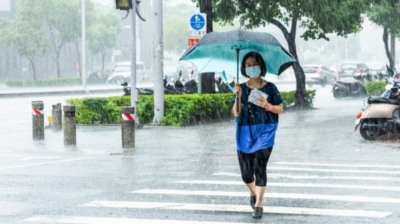 「蘇力」颱風最快今生成!「葡萄桑」最新路徑曝,全台連炸4天雨