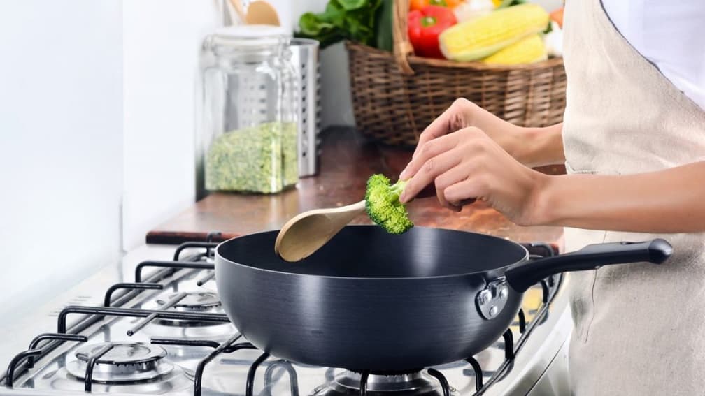 洗手也沒用!她做菜前「少1動作」釀全家人食物中毒,醫師曝原因