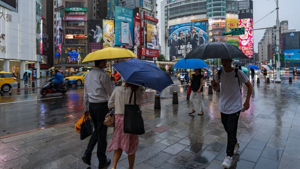 「燕子」颱風最快週末生成!專家估中颱以上逼近台灣,這2天風雨最強