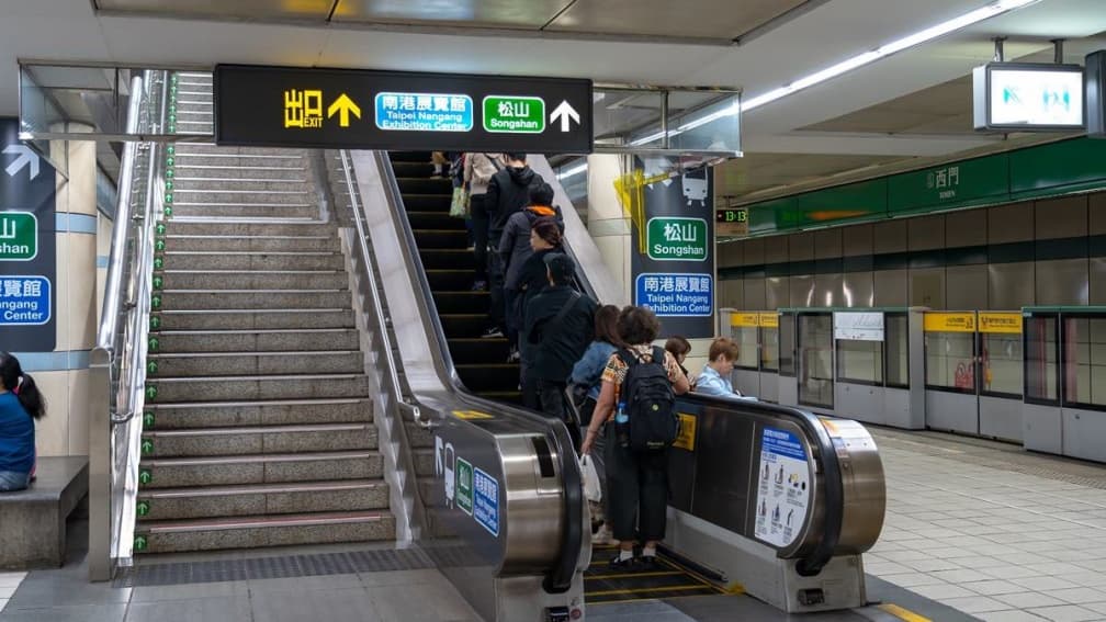搭捷運手扶梯「1舉動」會惹人厭?一票網友點頭:沒禮貌且很危險