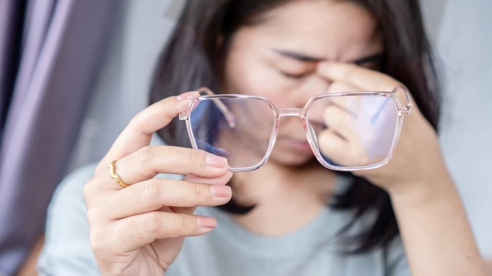 很多人都會犯!醫師揭日常5習慣超傷眼:恐致白內障、青光眼