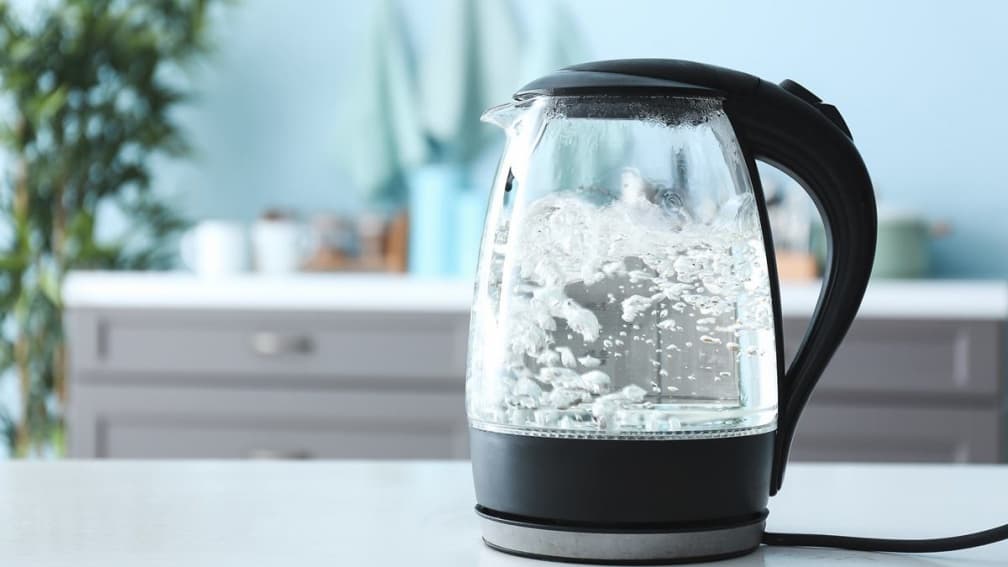 煮沸的水持續沸騰會產生致癌物?專家揭真相:1動作能降低風險