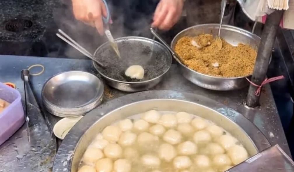 全台最頂夜市!寧夏夜市12攤必吃:巨大脆皮魷魚、隱藏版辦桌、迴轉蚵仔煎 寧夏夜市必吃Top10!AI教父黃仁勳愛店、米其林推薦、80年老字號都有