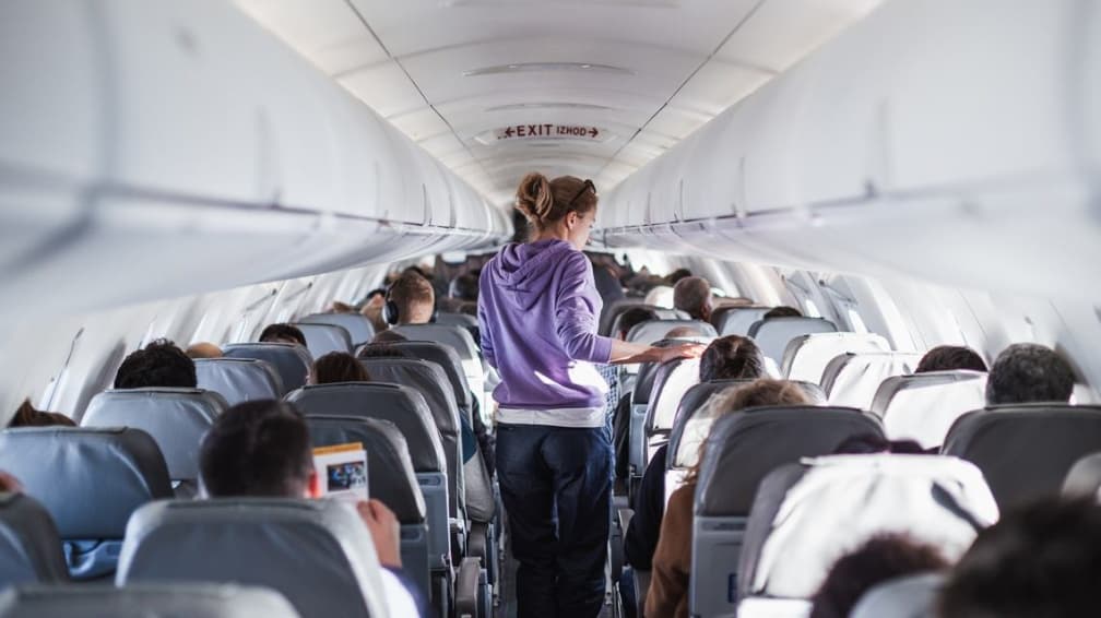 戴耳機也上榜!空姐籲飛機上別做3件事,過來人:有夠丟臉