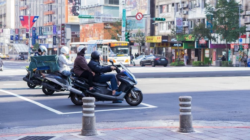 一堆騎士做錯被罵!機車進待轉區要打方向燈?交通部答案超意外