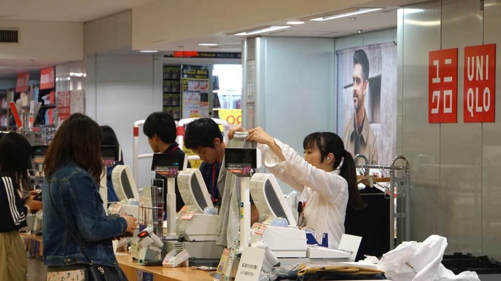 日本UNIQLO較便宜?她買毛衣結帳9990円嚇傻,內行人揪1關鍵:根本賺到