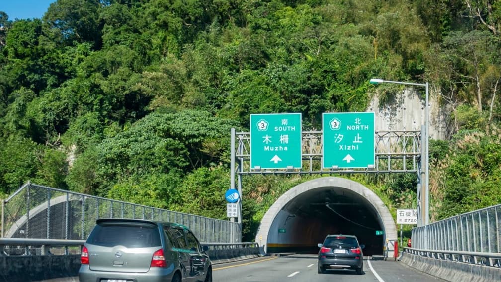 很多開車族不知!進隧道開燈仍被罰4500元,交通事件裁決處曝關鍵原因