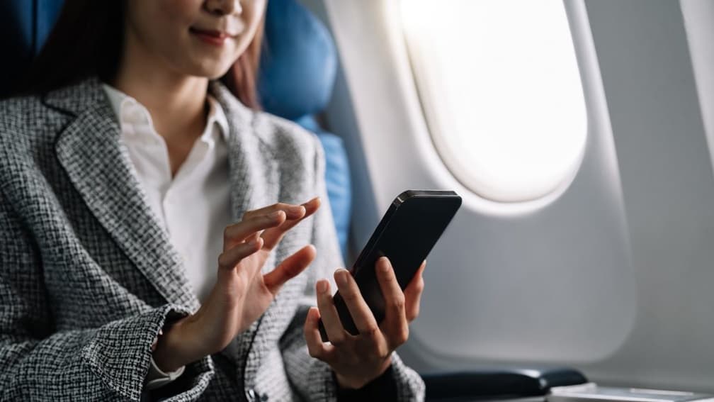 搭飛機一定要開飛航模式嗎?資深機師揭真相:超過4人不照做恐出事