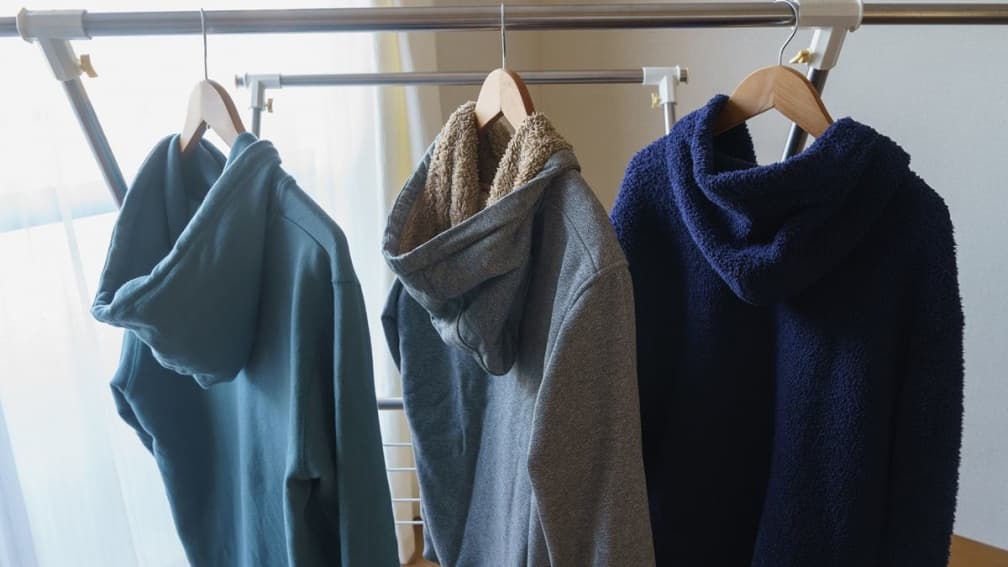 冬天衣服曬不乾怎麼辦?專家2招快速晾乾厚衣、帽T,網友實測:真的比較快