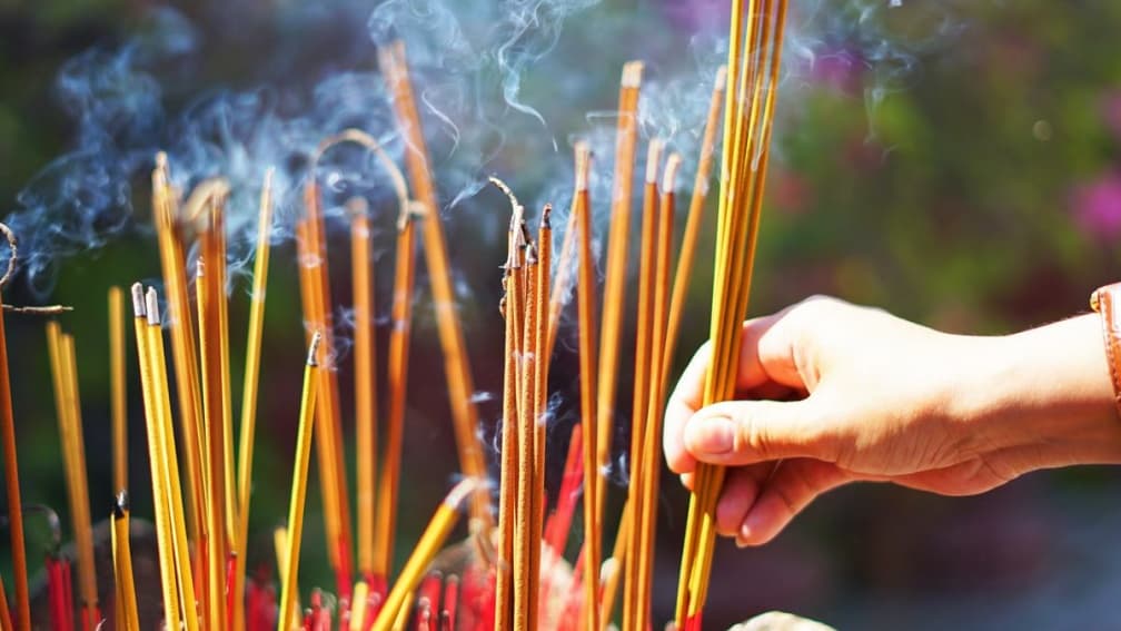 過年拜拜流程禁忌一次看!「這些供品」求財開運,插香用錯手對神明超不敬