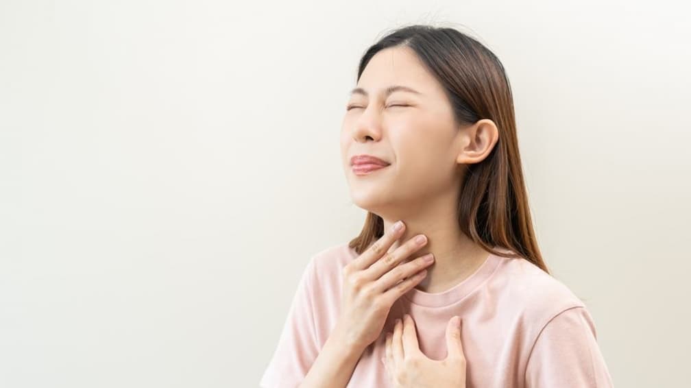 魚刺卡喉嚨怎麼辦?吞飯、喝醋可以解決?專家揭3招正確自救法