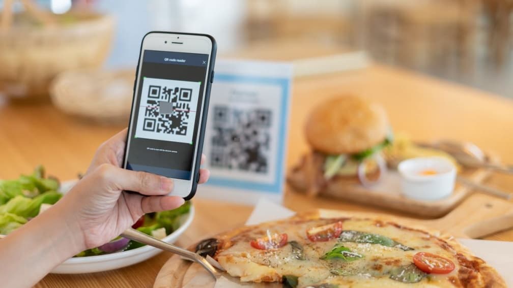 客人自助點餐、收碗盤,卻還要付10%服務費惹怨!內行點破真相