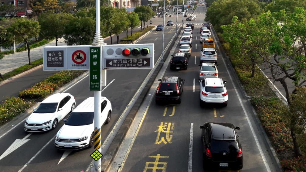 開車遇到黃燈可以過嗎?科技執法會拍到?警察揭取締標準:違規秒罰5400元