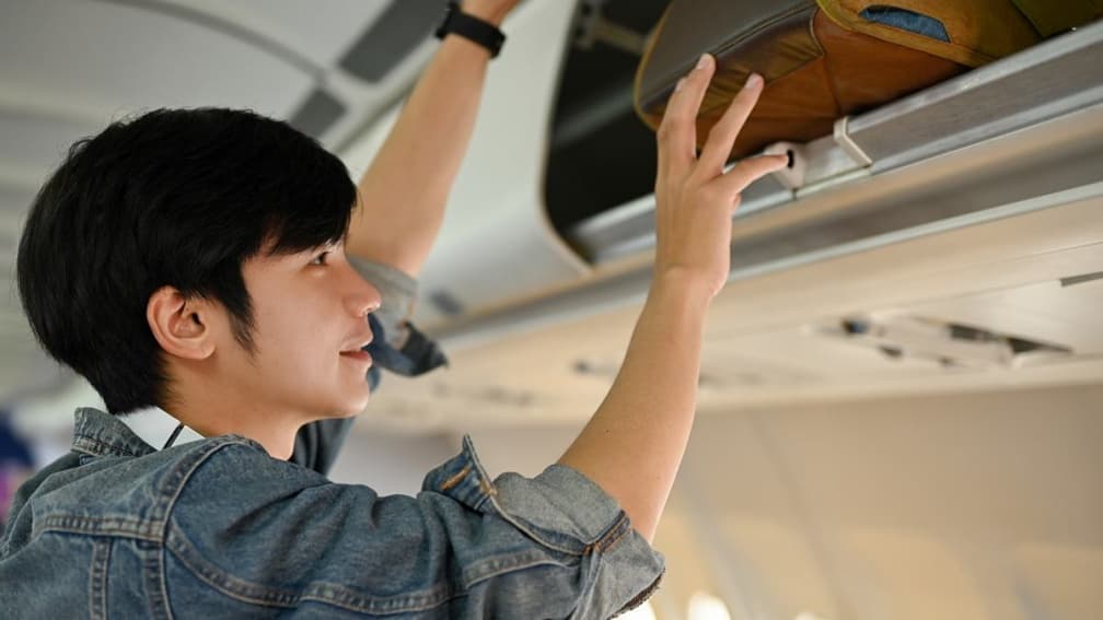 搭飛機新規定上路!6航空公司宣布:「這1物」禁放機艙行李置物櫃